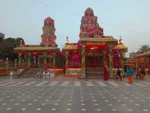 गोवर्धनधाम मंदिर परिसर